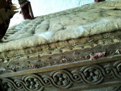 Photo: The Throne: blind and top stitchings - side view